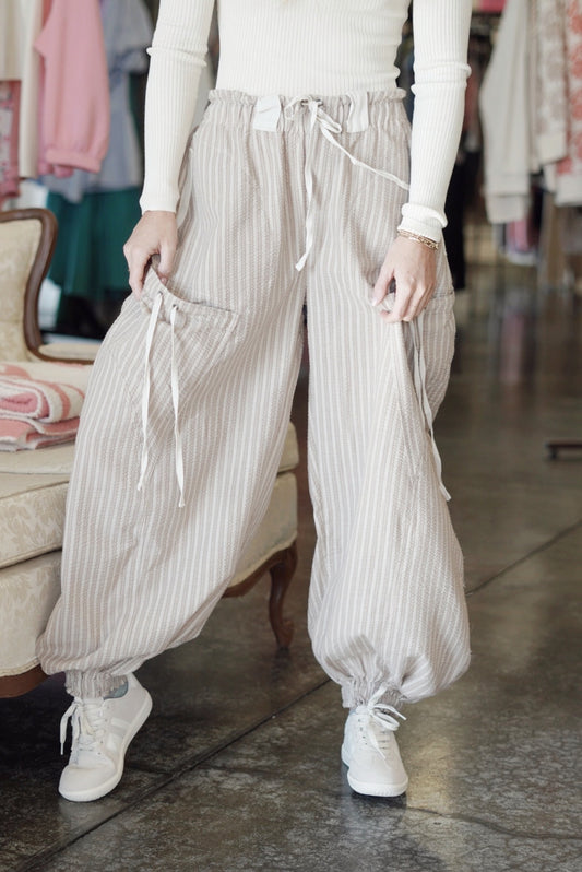 Sawyer Striped Jogger Pants,
Elastic Waistband,
Drawstring,
Striped,
Pockets,
Barrel Fit,
Jogger,
Color: Oatmeal,
Fabric Content: 50% Cotton, 50% Polyester