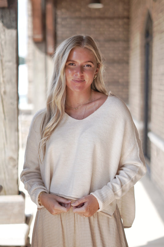 Sutton Split Cropped Sweater
V- Neckline
Long Cuffed Sleeves
Taupe Hem
Small Side Slits
Color: Ivory
Cropped Length
Oversized Fit
74% Acrylic, 22% Polyester, 4% Spandex
Care: Hand wash cold, Do not bleach, Dry flat