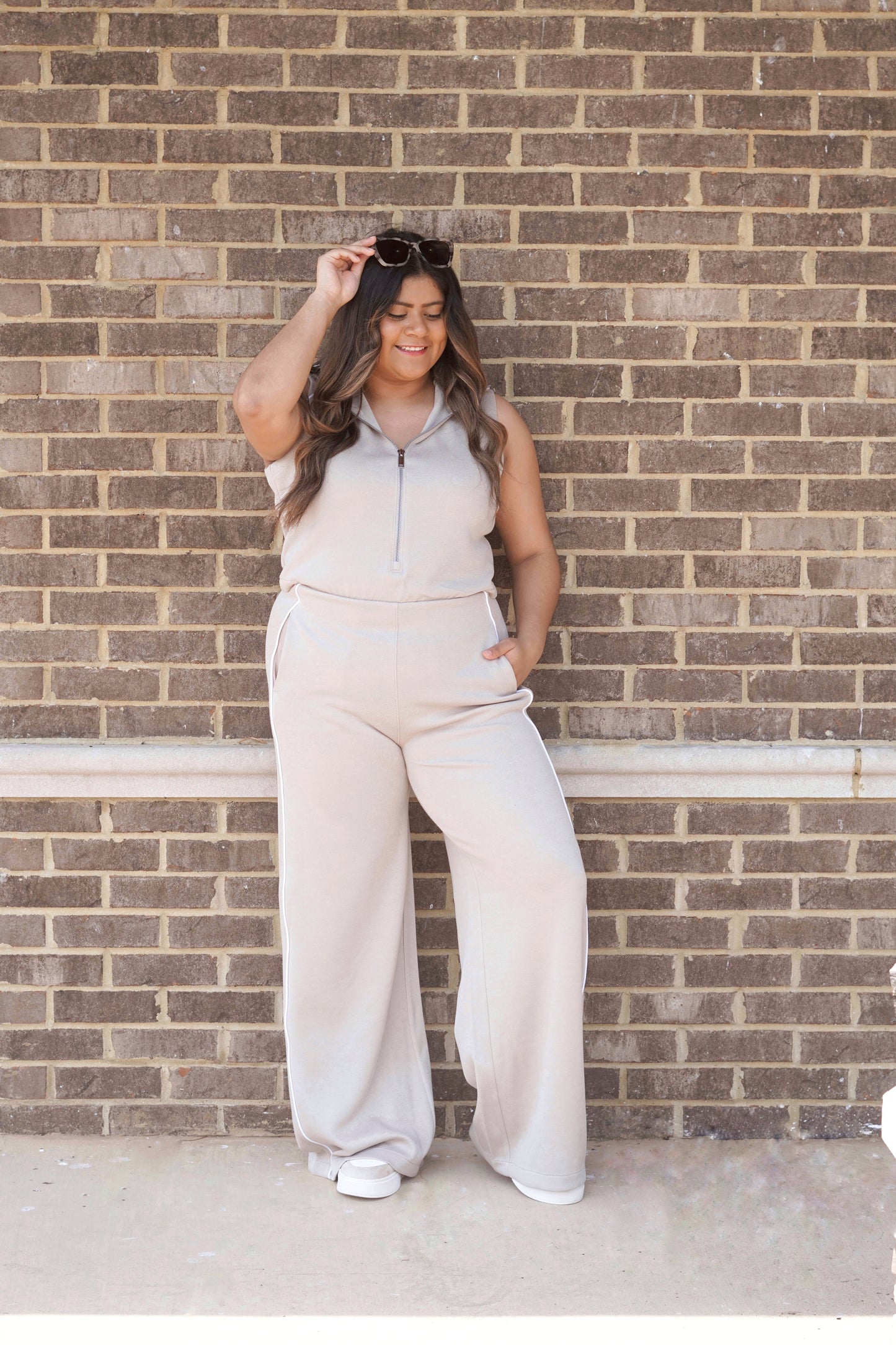 a ashwood jumpsuit with white piping detail, Sleeveless, zipper detailed top