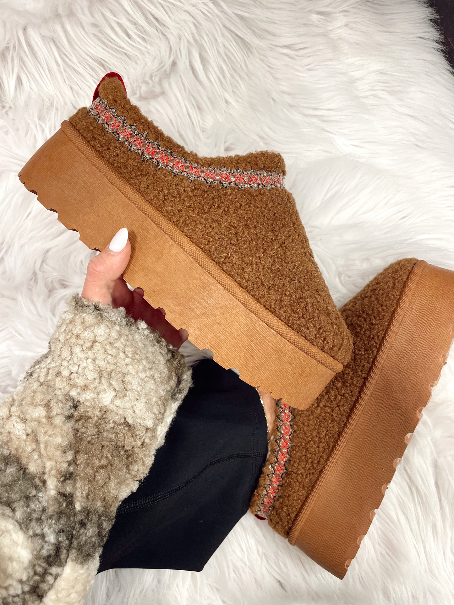 Teddy Plush Platform Slipper
Slip On
Fur Lining
Tasman Textured Lining
Color: Chestnut