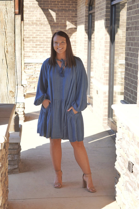 Dandy Dark Denim Dress
V-Neck
Long Sleeve
Tie Neck
Color: Dark Denim
Loose Fit
Fabric Contents: 100% Tencel
