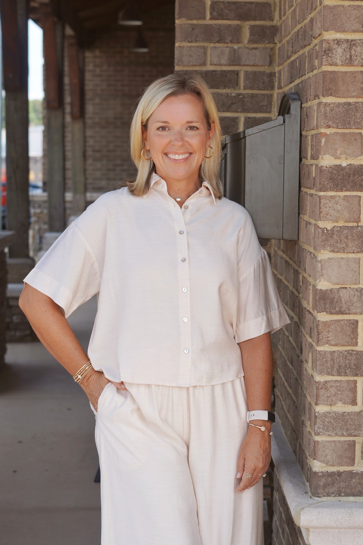 Camille Champagne Button Up Top
Collar Neckline
Short Sleeves
Cropped
Button Up
Color: Champagne