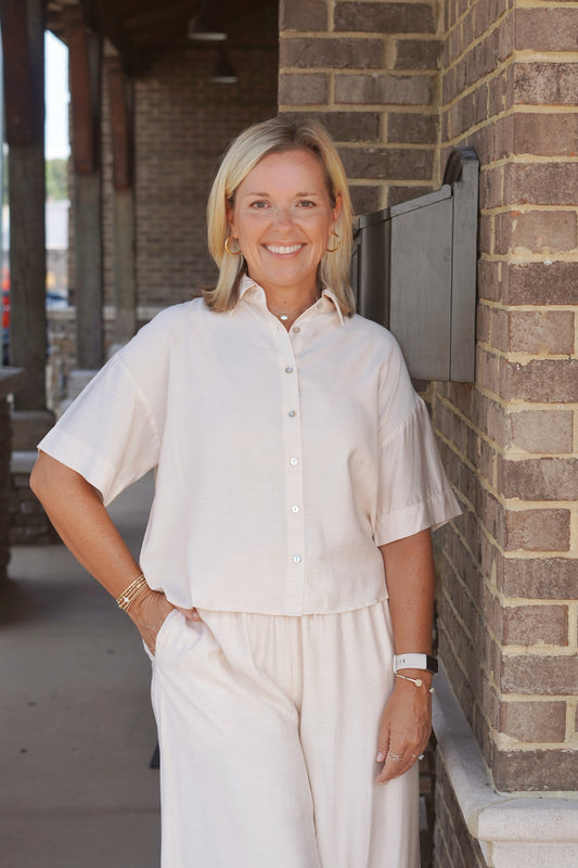 Camille Champagne Button Up Top
Collar Neckline
Short Sleeves
Cropped
Button Up
Color: Champagne
