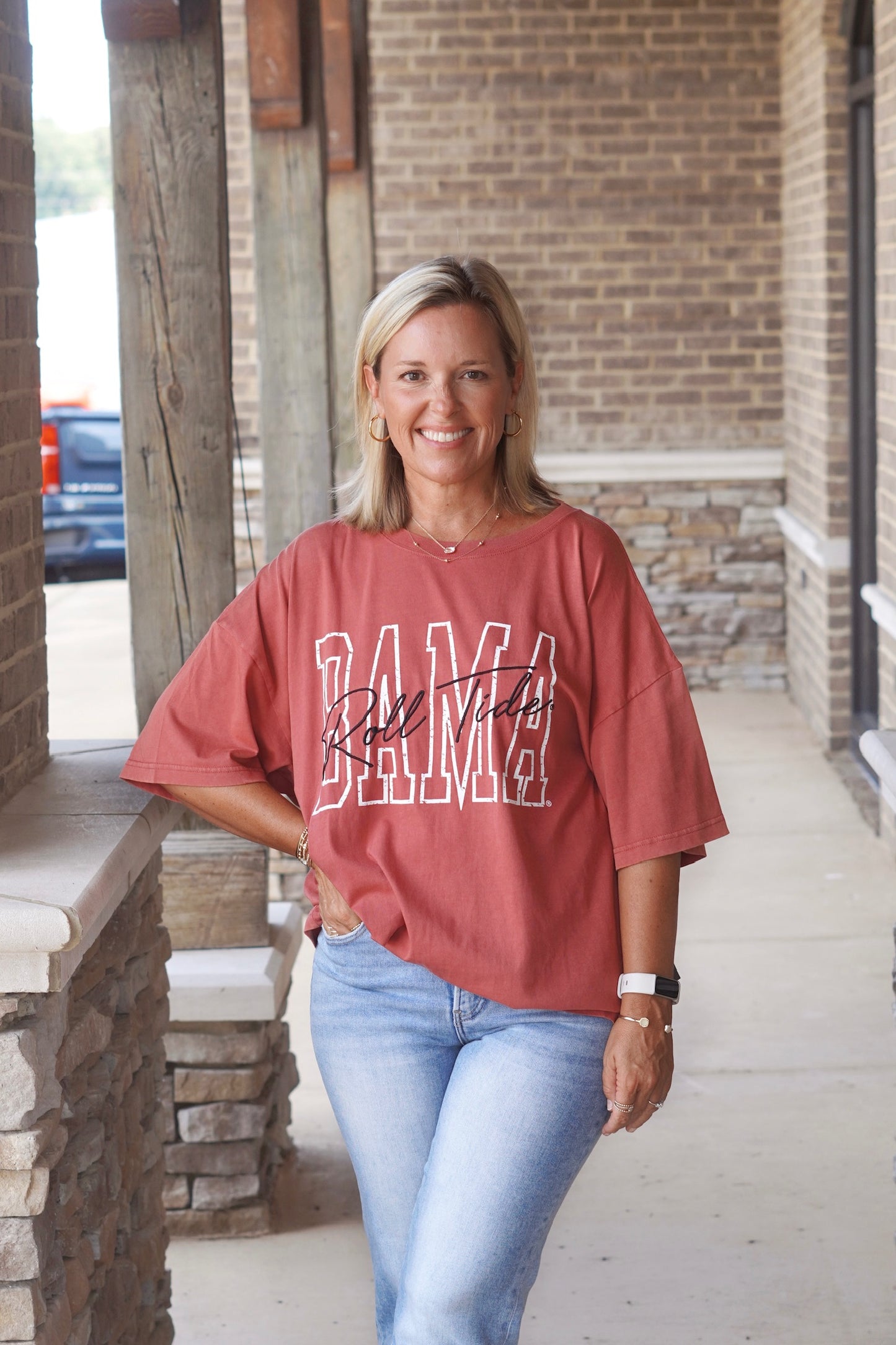 Alabama Outline Oversized Band Tee
Crew Neckline
Short Sleeves
Oversized
Full Length
Color: Washed Red
Full Length