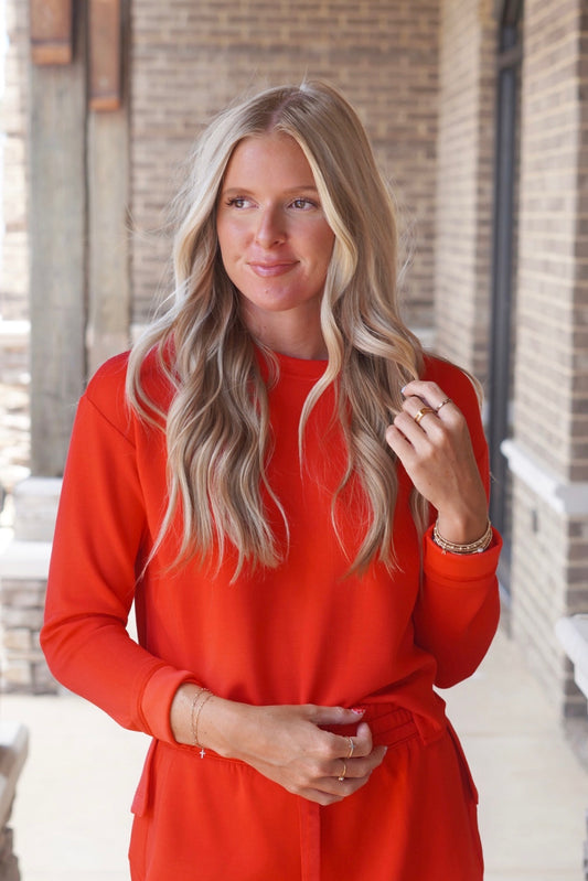 Spanx Air Essentials Long Sleeve Side Slit Top
Crew Neckline
Long Sleeves
Cropped Length
Small Side Slits at Bottom
Relaxed Fit Through Body
Color: Red