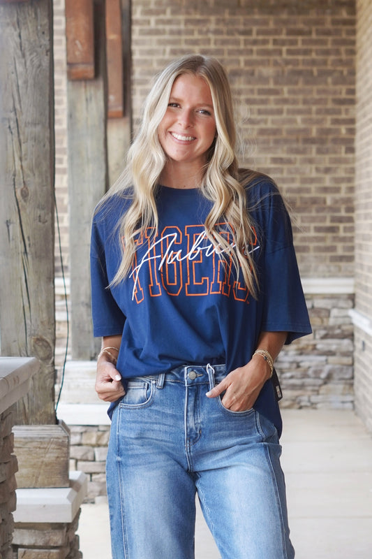 Auburn Outline Oversized Band Tee
Crew Neckline
Short Sleeves
Oversized
Full Length
Color: Washed Navy