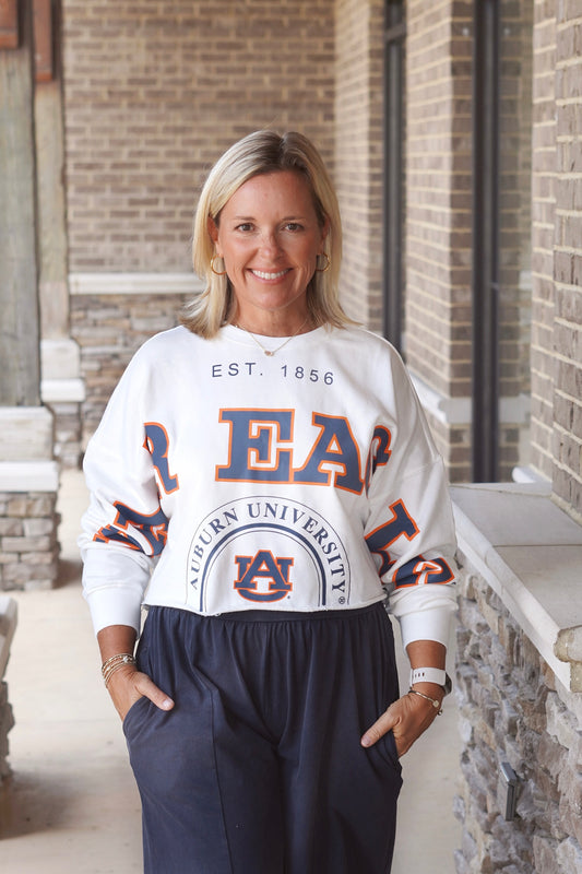 Auburn Split Cropped Long Sleeve
Crew Neckline
Long Sleeves
Cropped
Relaxed Fit
Color: White
Auburn Writing