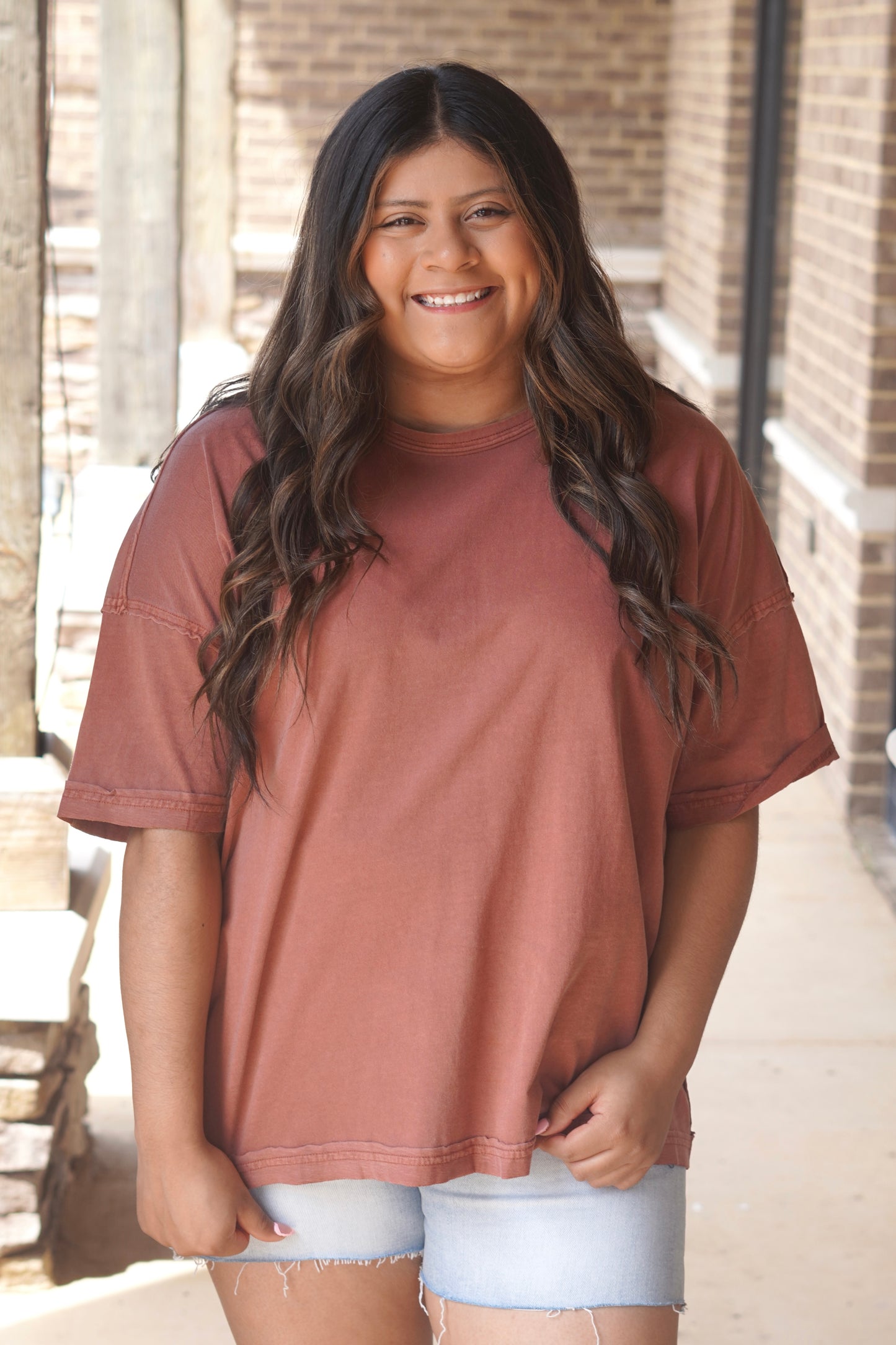 Women wearing a red tee, short sleeve, round neckline, oversize.