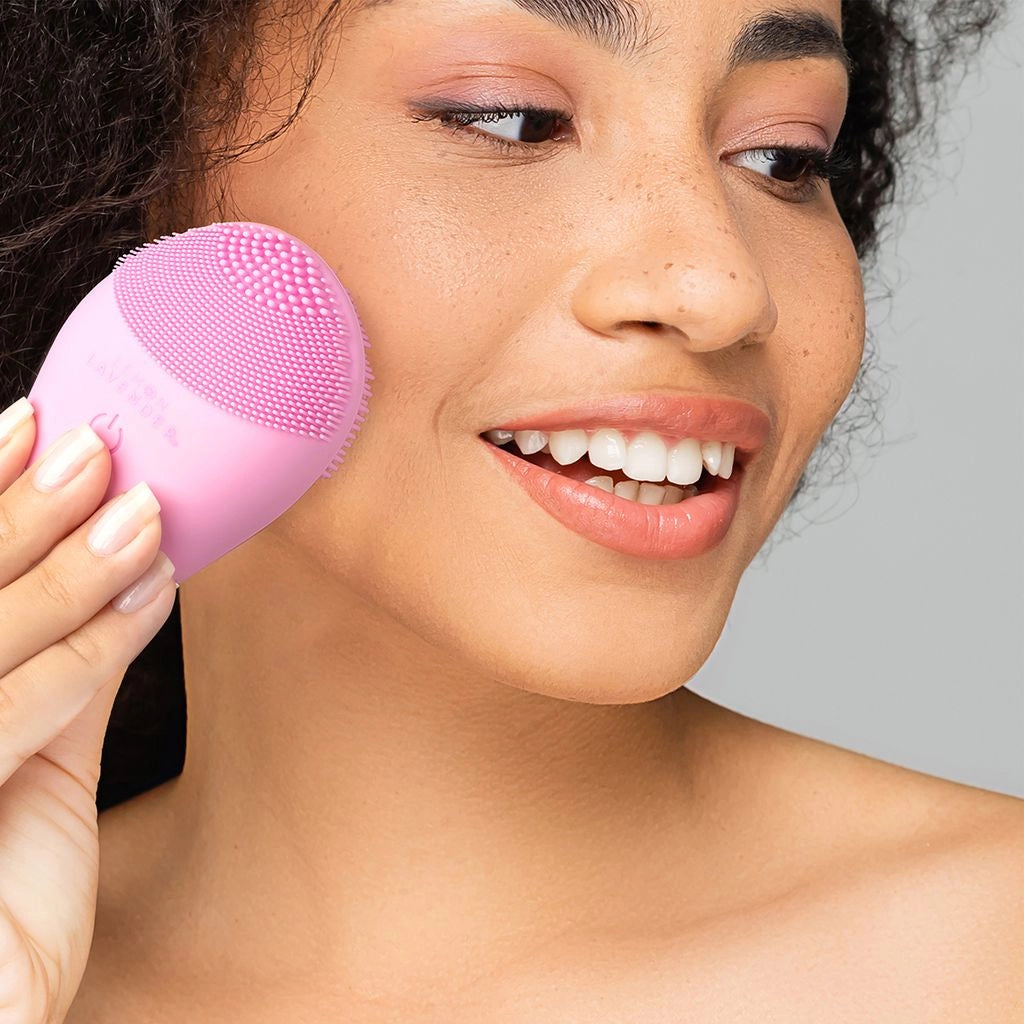 This cleanser brush vibrates at just the right speed to help brighten & firm skin, clear blemishes & blackheads, reduce appearance of pores, and gently exfoliate!