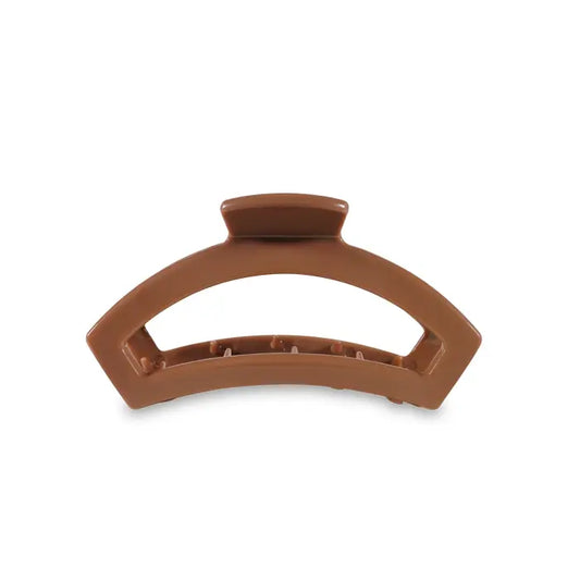 Our open hair clip offers the same incredible advantages as our classic claw clip, but with a unique open-style design that allows your hair to show through. Say goodbye to breakable clips! We have perfected the hair tie and now have re-invented the hair clip. Each clip has bendable teeth that take back to shape, they work on all hair types and have a strong hold. Hold your hair and enhance your style with the new TELETIES clip! caramel color