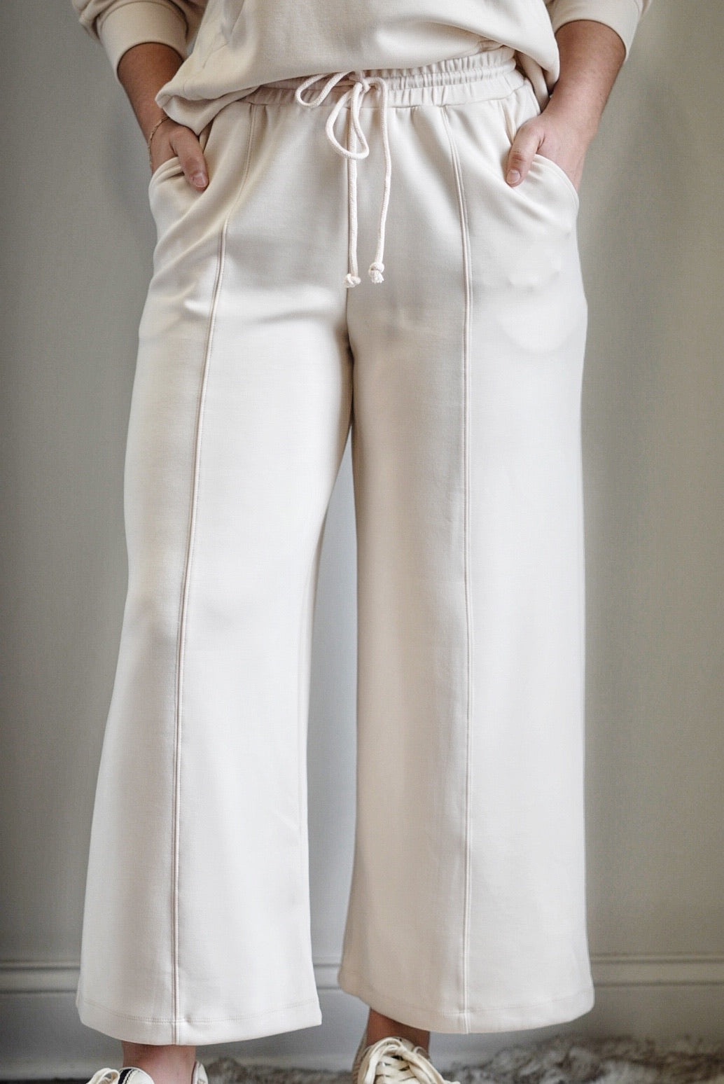 Daisy Drawstring Wide Leg Pants Elastic Waistband Drawstring Wide leg Color: ballet Green Side Pockets 55% Rayon, 40% Polyester, 5% Spandex