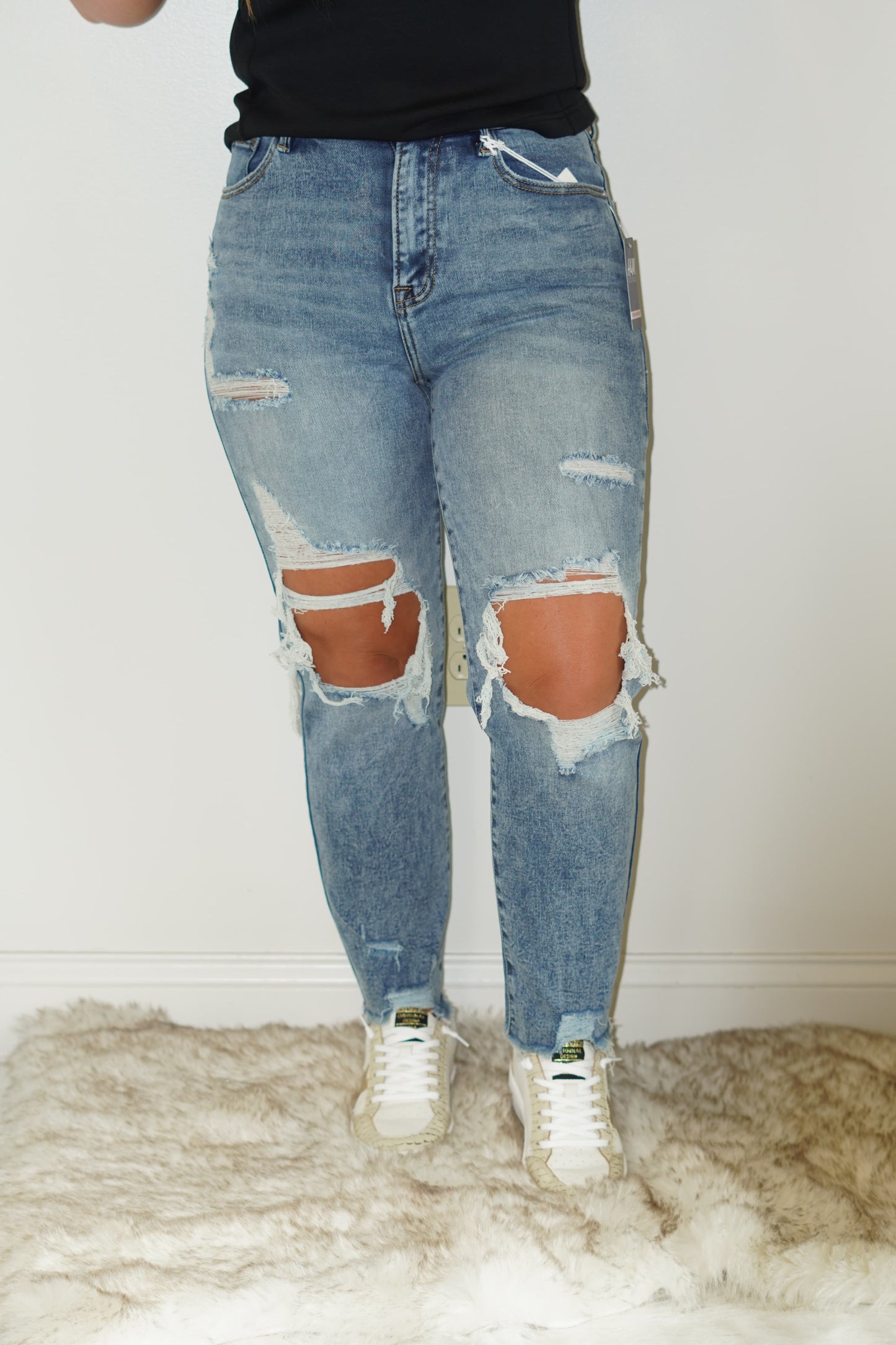 Janet High Rise Straight Jeans Distressed Holes Distressed Bottom Detail 65% Cotton 32% Polyester 1.5% Viscose 1.5% Spandex Turn inside out, Machine wash cold, tumble dry low, gentle cycle with colors, Do not bleach, hang to dry, Indigo will bleed, iron if needed Model is wearing a size 5.