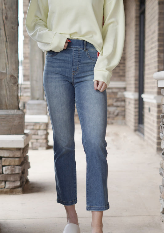 Spanx Straight Leg Jeans High Waisted Fitted Colors: Vintage Indigo, Full Length Belt Loops Body: 91% Cotton, 7% Polyester, 2% Lycra® Elastane. Lining: 70% Polyester, 30% Cotton.