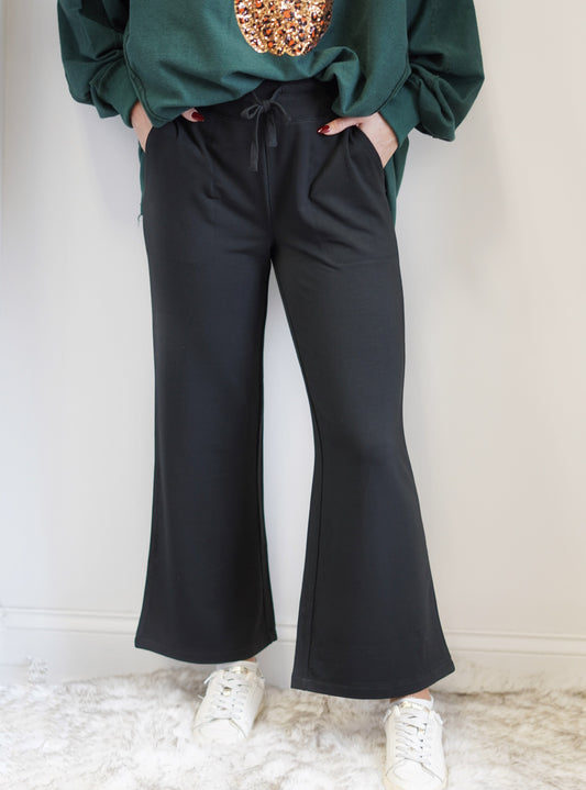 Jet Set Modal Fleece Pant Relaxed Fit Modal Fleece: 97% Modal, 3% Spandex Wide Leg Colors: Black Flat drawcord Stitch detail pockets Wash cold, dry flat