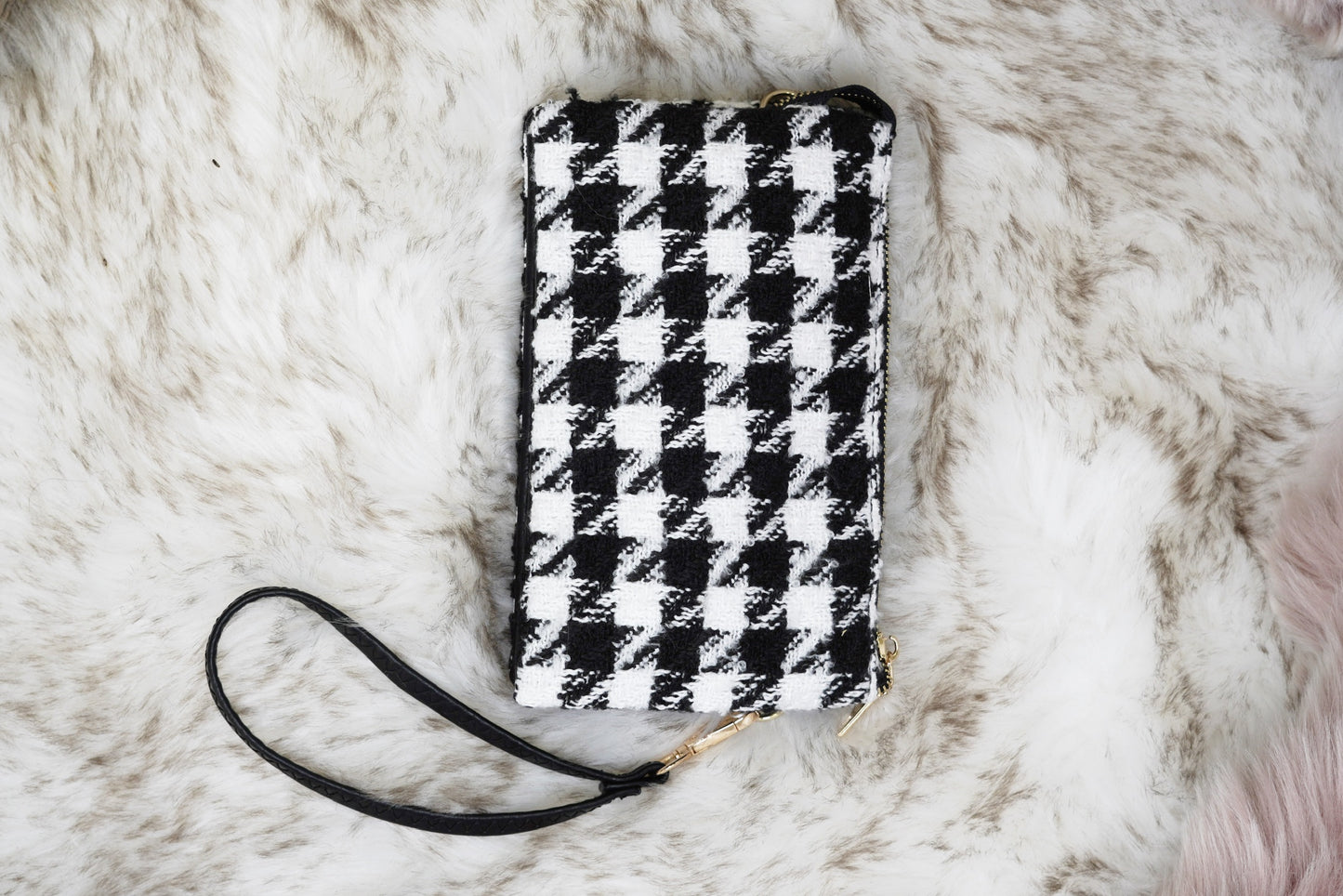 Riley Patterned Crossbody Wallet 5 Compartments 6 Card Slots 1 Interior Zipper Zipper Closer Colors: Black/White Houndstooth One Crossbody Strap, One Wristlet Strap - Both Removable 8.5 x 5.5in