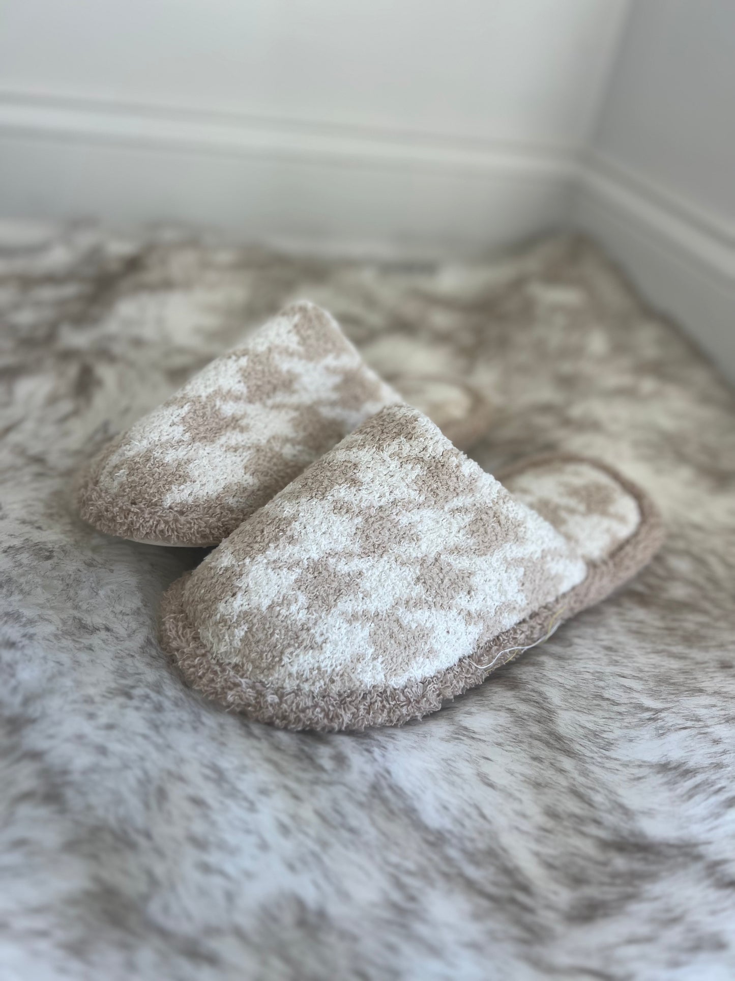ComfyLuxe Houndstooth Slide On Slippers