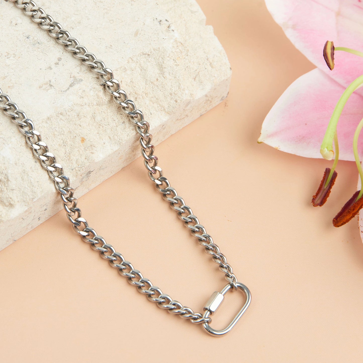 chain with functional carabiner in a classic Sliver