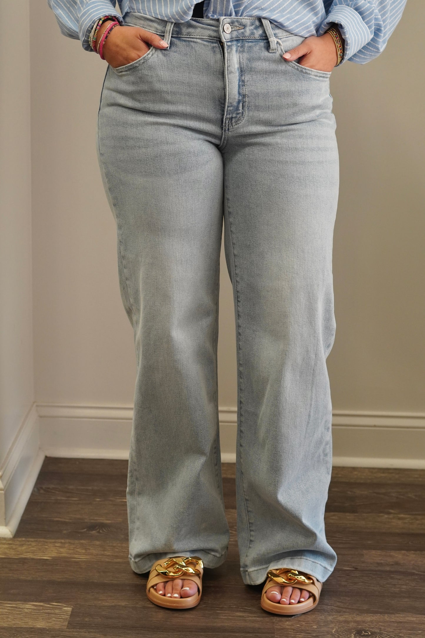 Hartley High Rise Wide Leg Jeans
High Rise
Button with Zipper/Fly Closure 
Light Wash Denim
Full Length
Inseam: 33.5"
Front and Back Pockets