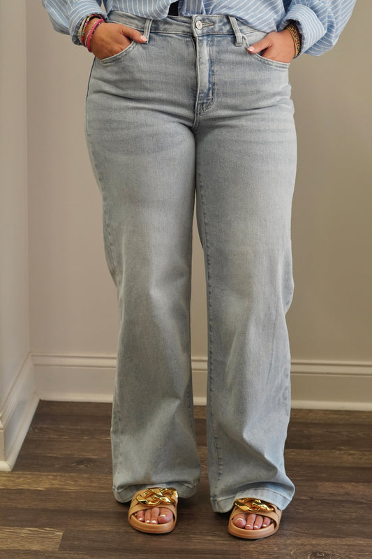 Hartley High Rise Wide Leg Jeans
High Rise
Button with Zipper/Fly Closure
Light Wash Denim
Full Length
Inseam: 33.5"
Front and Back Pockets