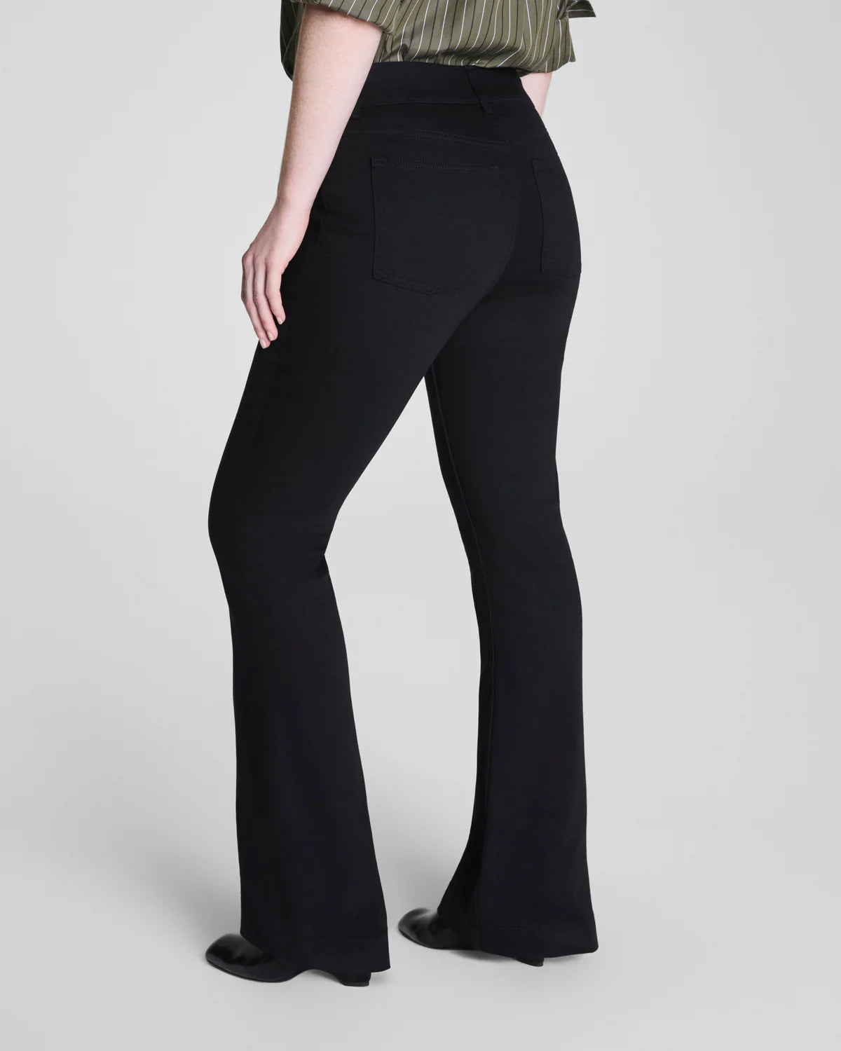 Spanx Shape Everywhere Flare Jeans
SPANXshape™ provides medium compression for a shaping effect
Built-in core-shaping technology
Booty-lifting and leg-lengthening
New-and-improved denim finds the perfect balance between stretch structure, High-rise design with a fitted fit through hips and thighs, Inseams: Regular 32"