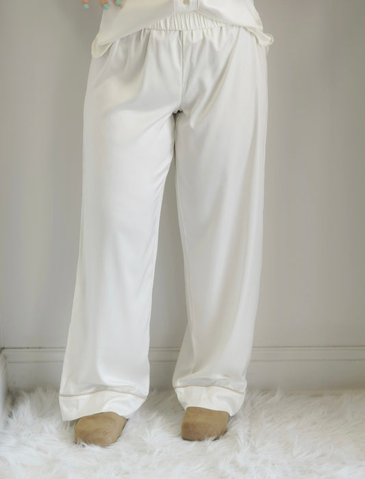 Elastic Waistband
Full Length Pant
Colored Trim
Color: Cream
Relaxed Fit
Satin Fabric
Inseam: 30"
95% Polyester, 5% Spandex