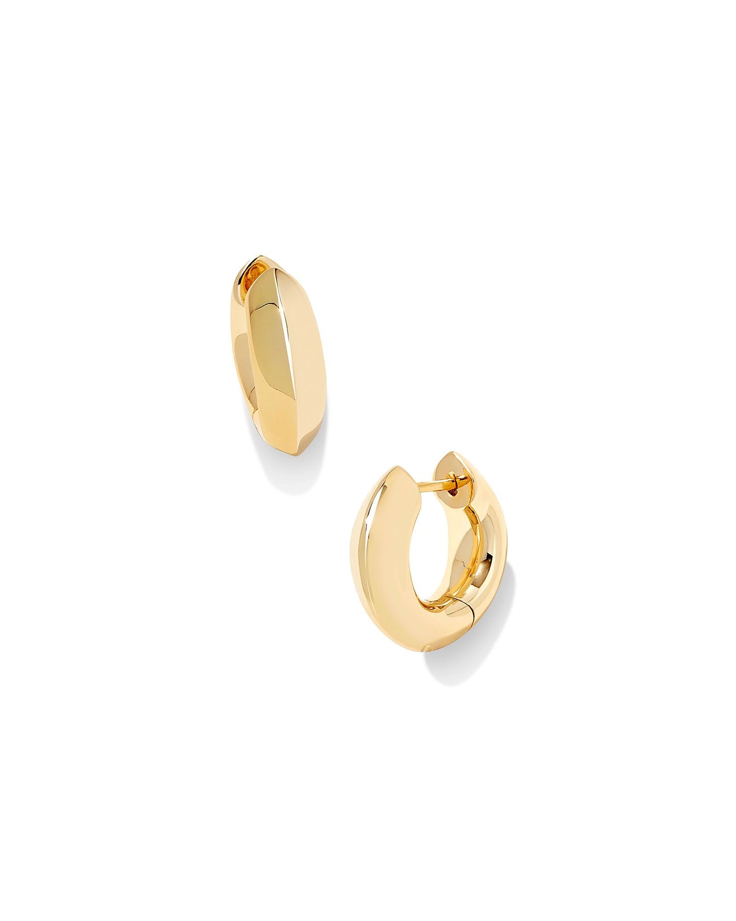 Kendra Scott Mikki Huggie Earrings
0.97' OUTSIDE DIAMETER 14k Gold Polished Metal Plated Over Brass
Snap Closure