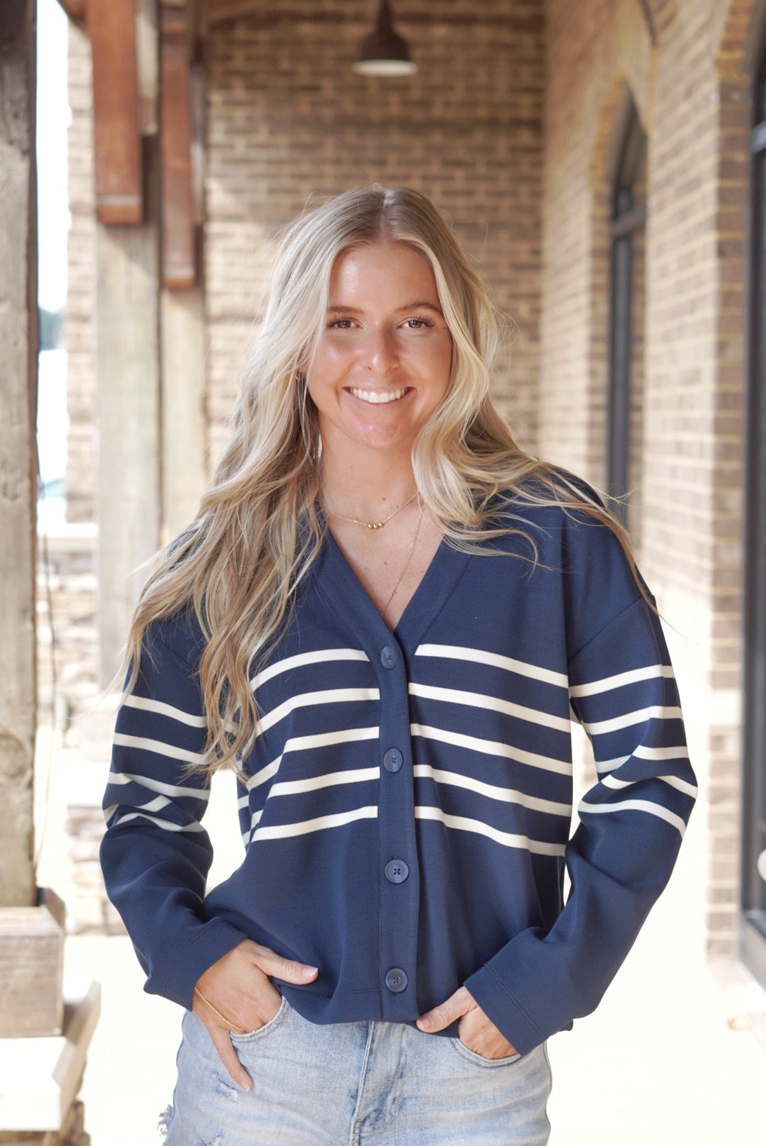 AirEssentials Striped Cardigan
V-Neckline
Long Sleeve
Striped&nbsp;
Color: Midnight Navy and White
AirEssentials Material
Relaxed Fit
Fabric Content: 47% Modal, 46% Polyester, 7% Elastane.
Care Instructions: Machine Wash Cold, Gentle Cycle Inside Out. Only Non Chlorine.