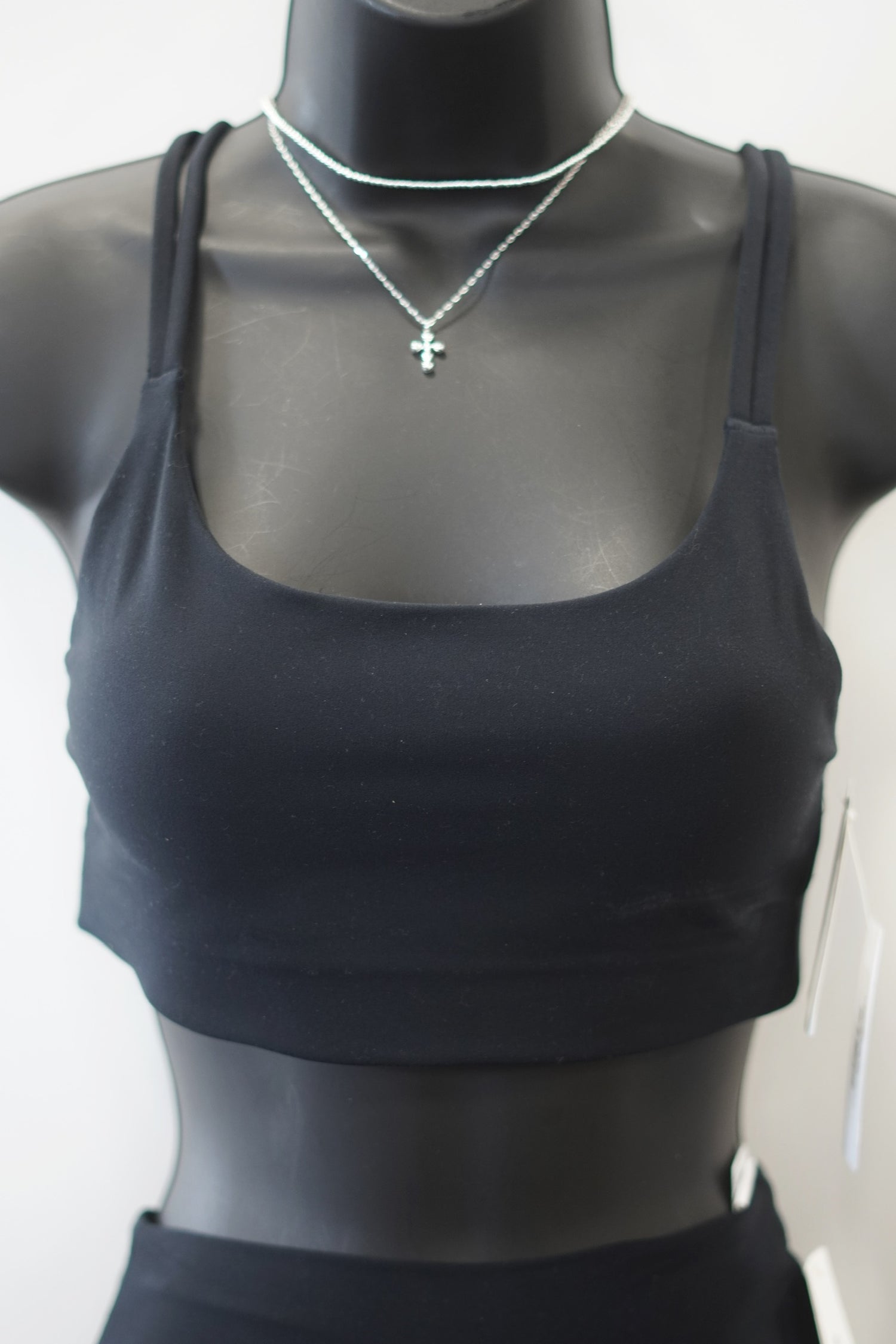 very black  color sport bra, scoop neckline, dig-free straps. 