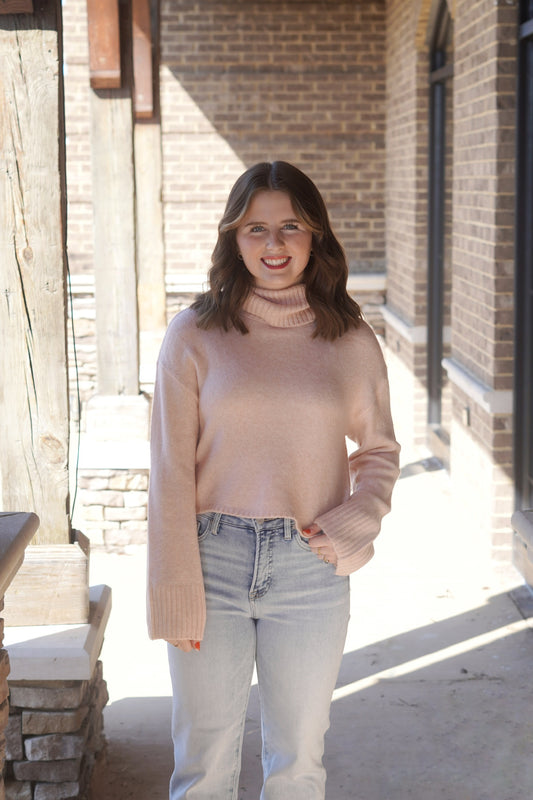 We love a chunky knit, and this ultra-soft, cozy turtleneck sweater is no exception. The Ursa Sweater Top features an oversized fold over collar and sleeves, it hits just at the waistband and pairs perfectly with denim for an effortless look.