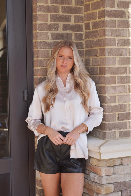 Birch Color Classic Button-Down Shirt: With a slightly relaxed-yet-tailored fit and high-low shirttail hem for the perfect amount of coverage.
Easy, Minimalist Top: Dress it up or down for versatile styling
Sleeky Smooth Fabric: Lightweight with just the right amount of stretch
Classic Design Details: Relaxed-yet-tailored button down with a traditional collar and button-front closure