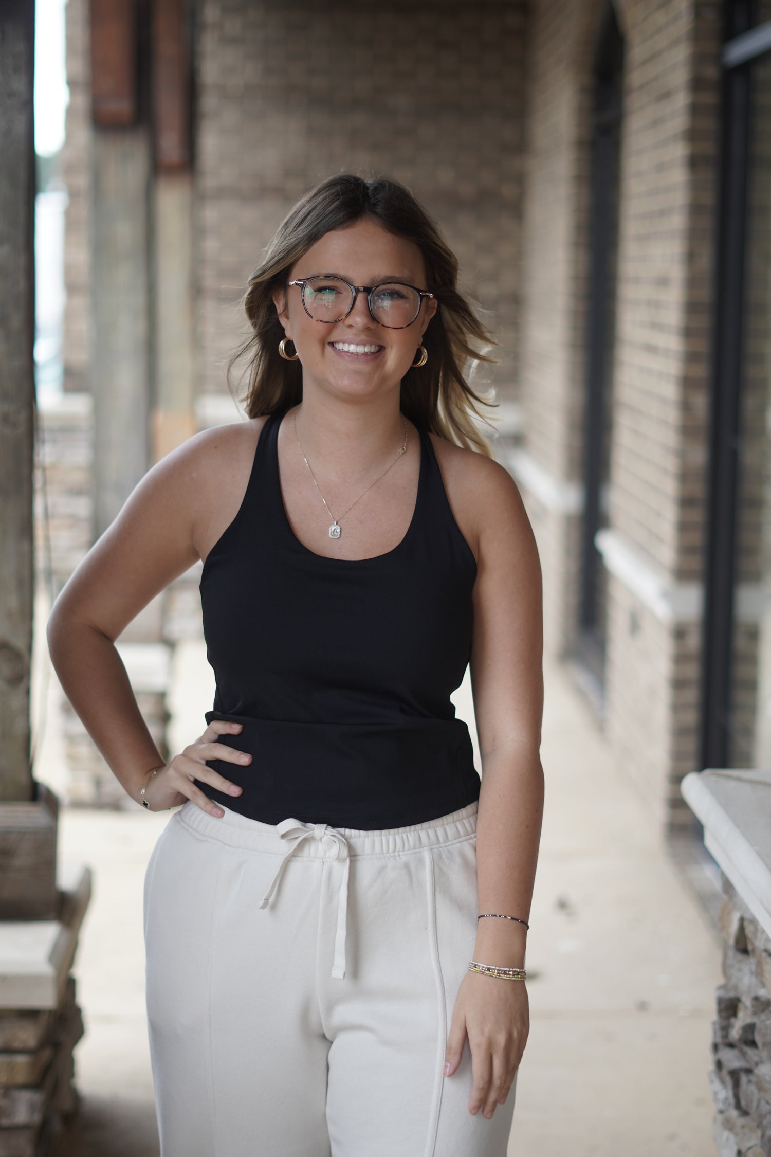 This contour crossback tank top features a built-in shelf bra with an adjustable band for a custom fit. An ideal style for distraction-free downward dogs, it hits at the hip and fits close to the body.