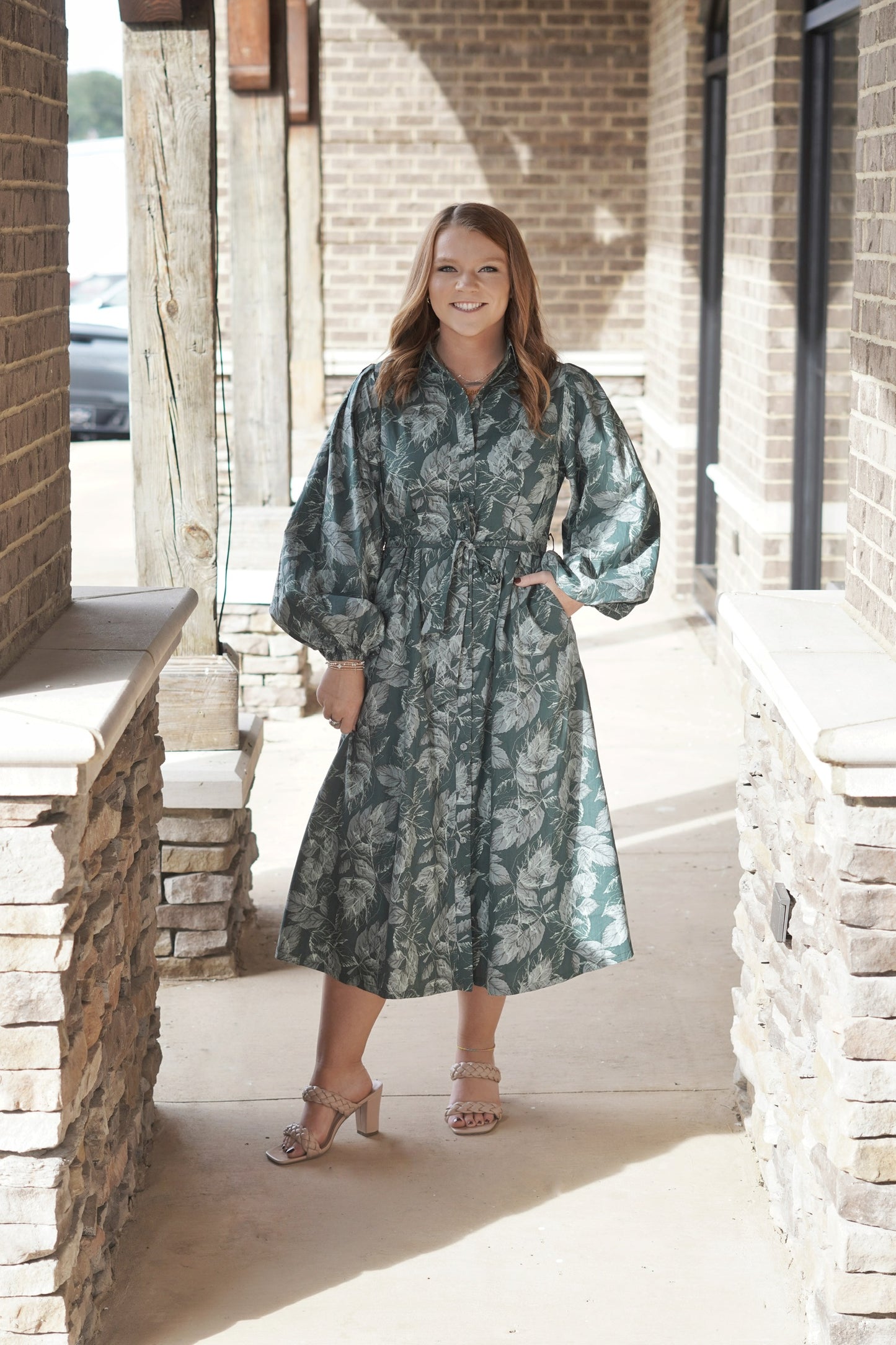 Hunter Green Midi Dress. Collar Neckline. Long Sleeves. Full Length Button Down. Belt Loop. Midi Length. Dress Underlining
Color: Green
Fabric Content: 100% Cotton