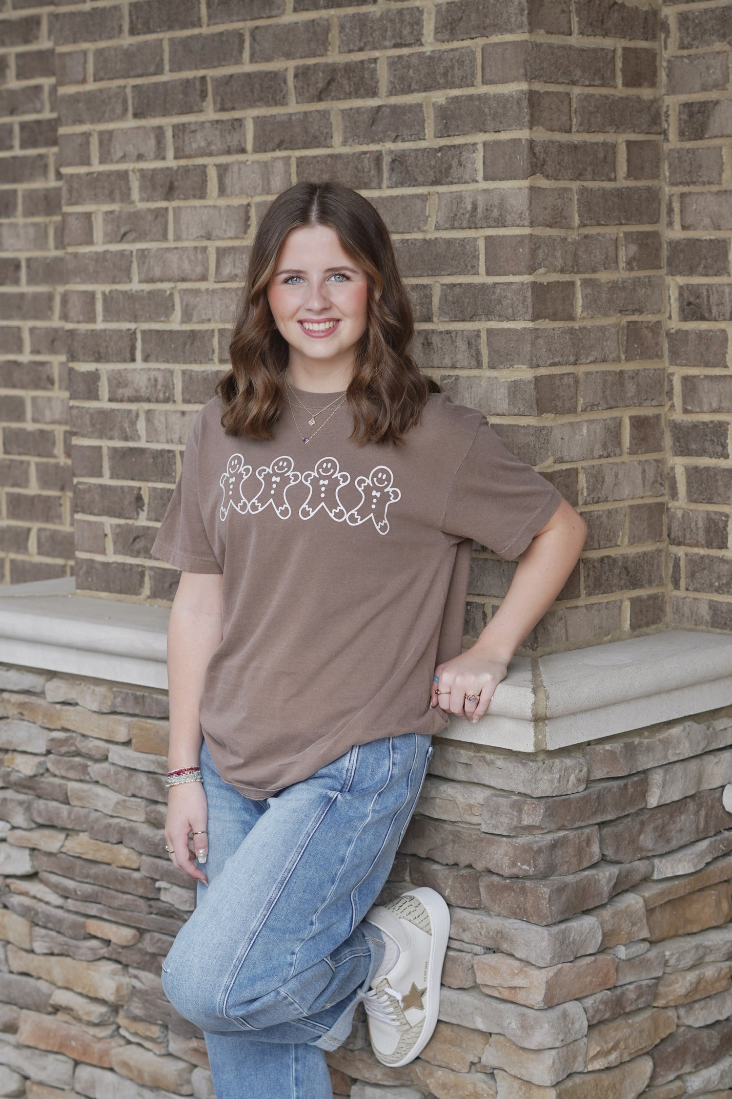 Gingerbread Cookie T-Shirt. Crew Neck. Short Sleeve. Glittery White Gingerbread Graphic
Color: Brown
Full Length T-Shirt
Fabric Content: 100% Cotton