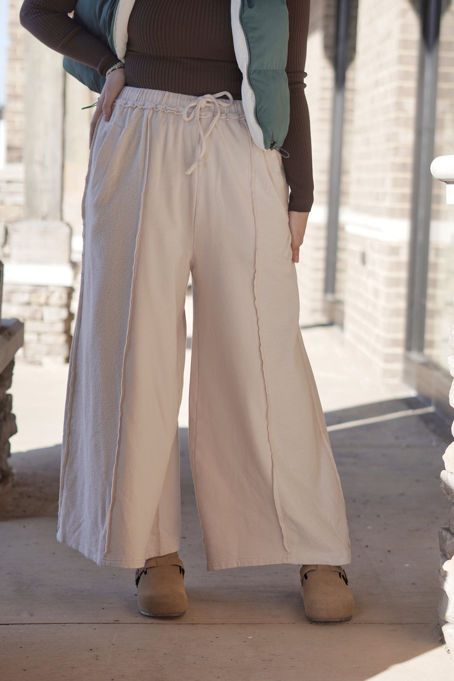 Katie Khaki High Rise Pants
Elastic Waistband
Cropped
Exposed Seam
Colors: Khaki
21' Inch Inseam
Fabric Contents: 100% Cotton