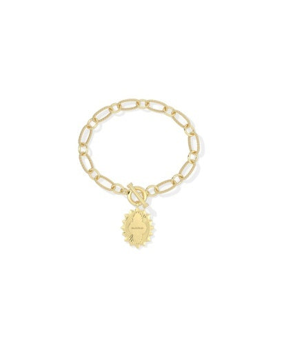 Gold chain bracelet with a pendant charm that has the word “mama” engrave in it. 