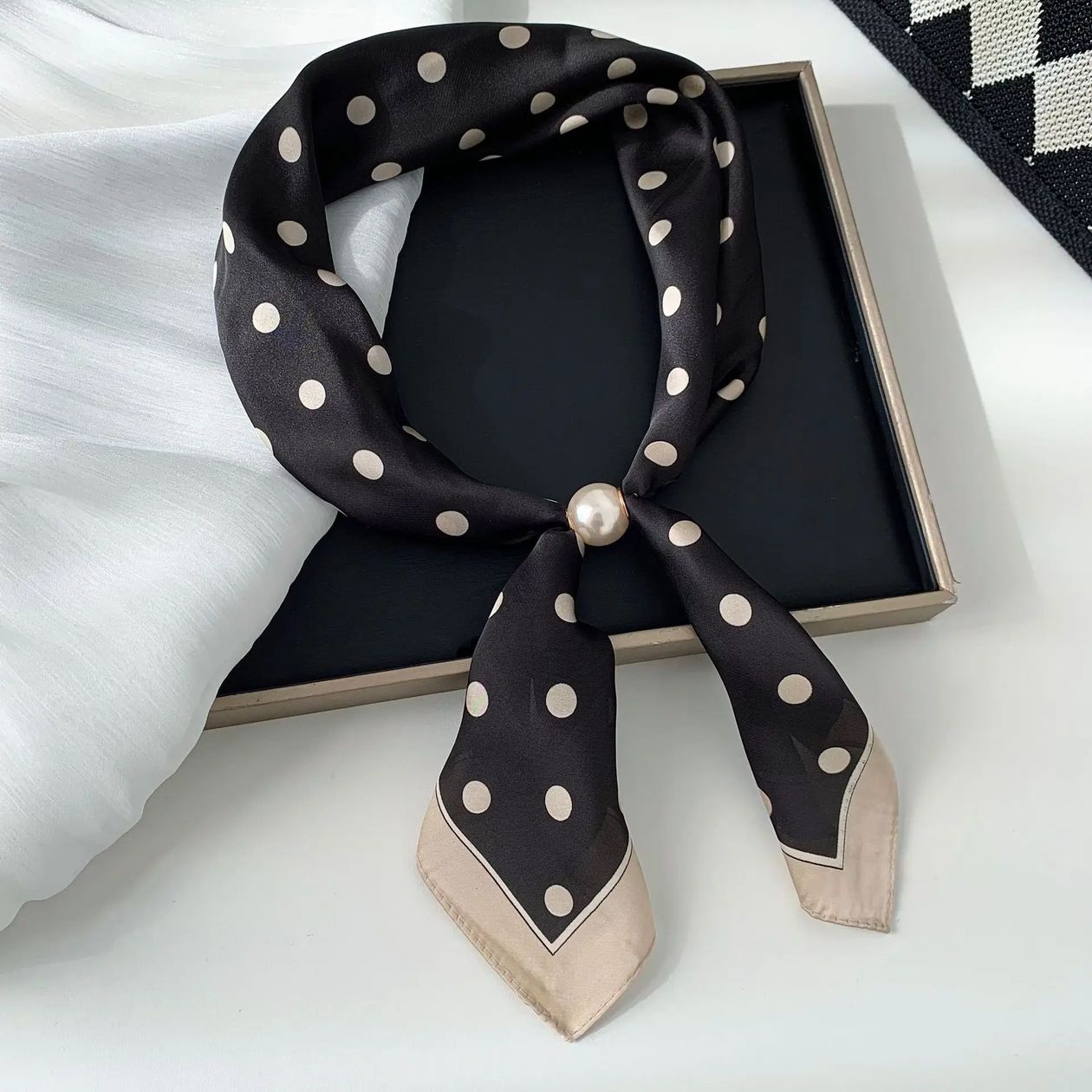 Elegant Printed Pearl Magnetic Clasp Scarf