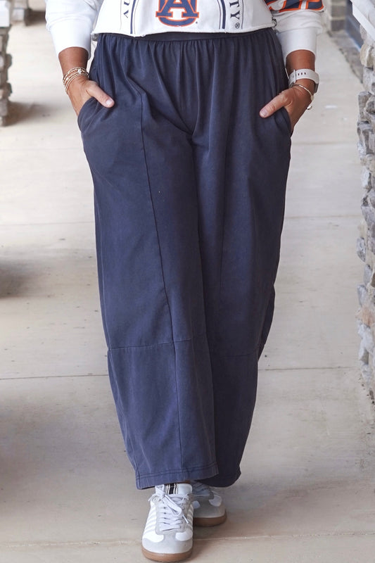 In My Element Wide Leg Pants
High Waisted
Side Pockets
Elastic Waistband
Wide Leg
Hits Above The Ankle
Ash Black