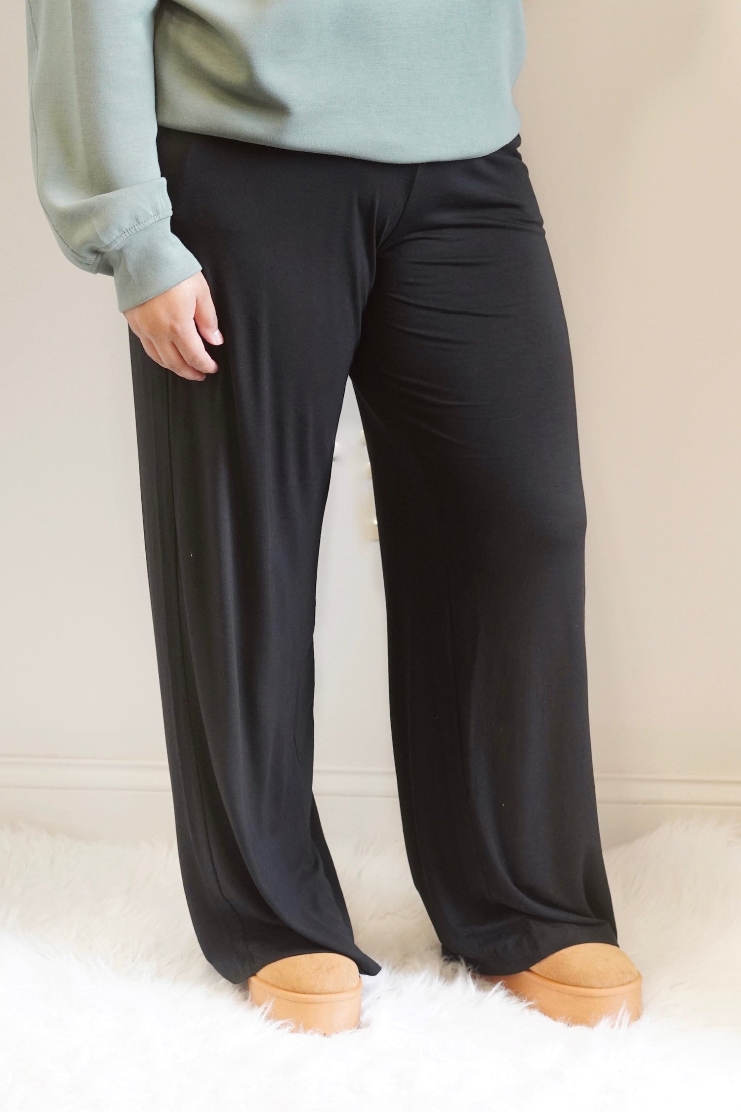 Layla Lounge Wide Leg Pants
High Rise
Elastic Waistband
Stretchy
Pockets
Black