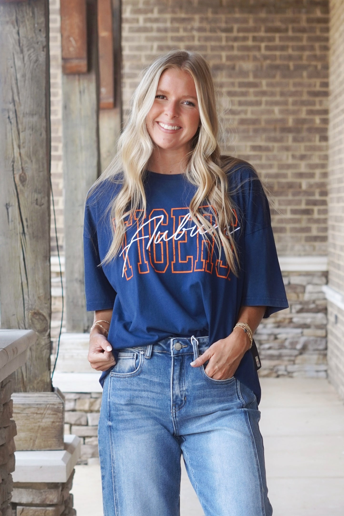 Auburn Outline Oversized Band Tee
Crew Neckline
Short Sleeves
Oversized&nbsp;
Full Length
Color: Washed Navy