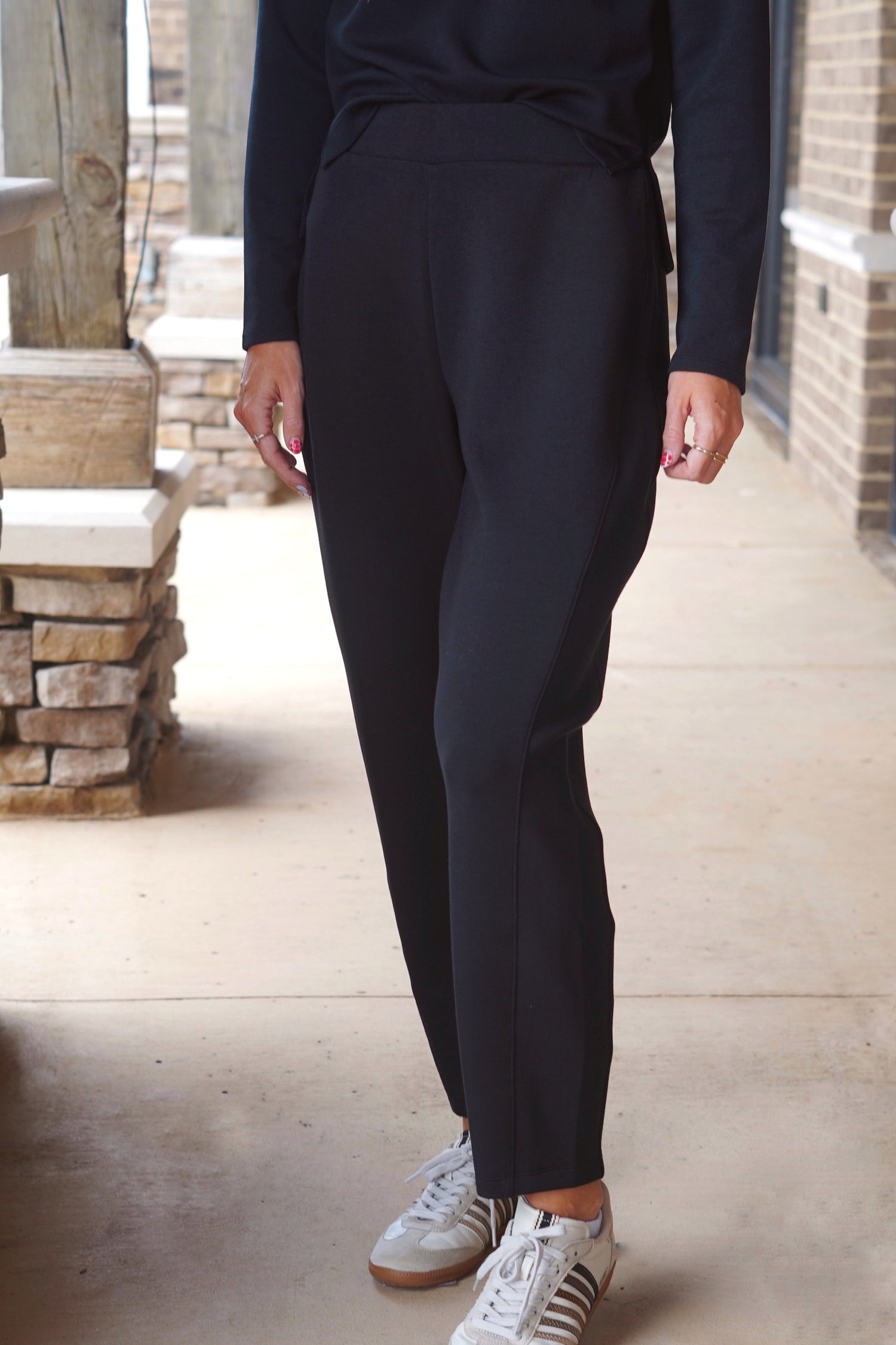 Spanx Air Essentials Barrel Pant
High Rise
Relaxed Tapered Leg 
Flat-front Waistband: No Drawstrings
Full Length
Color: Black