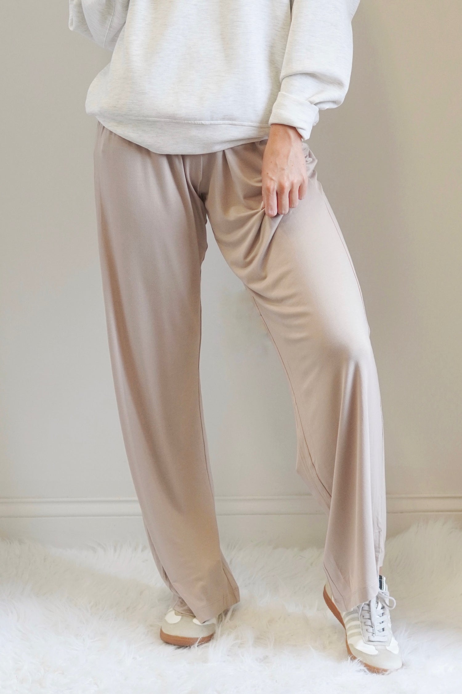 Layla Lounge Wide Leg Pants
High Rise
Elastic Waistband
Stretchy
Pockets
taupe 