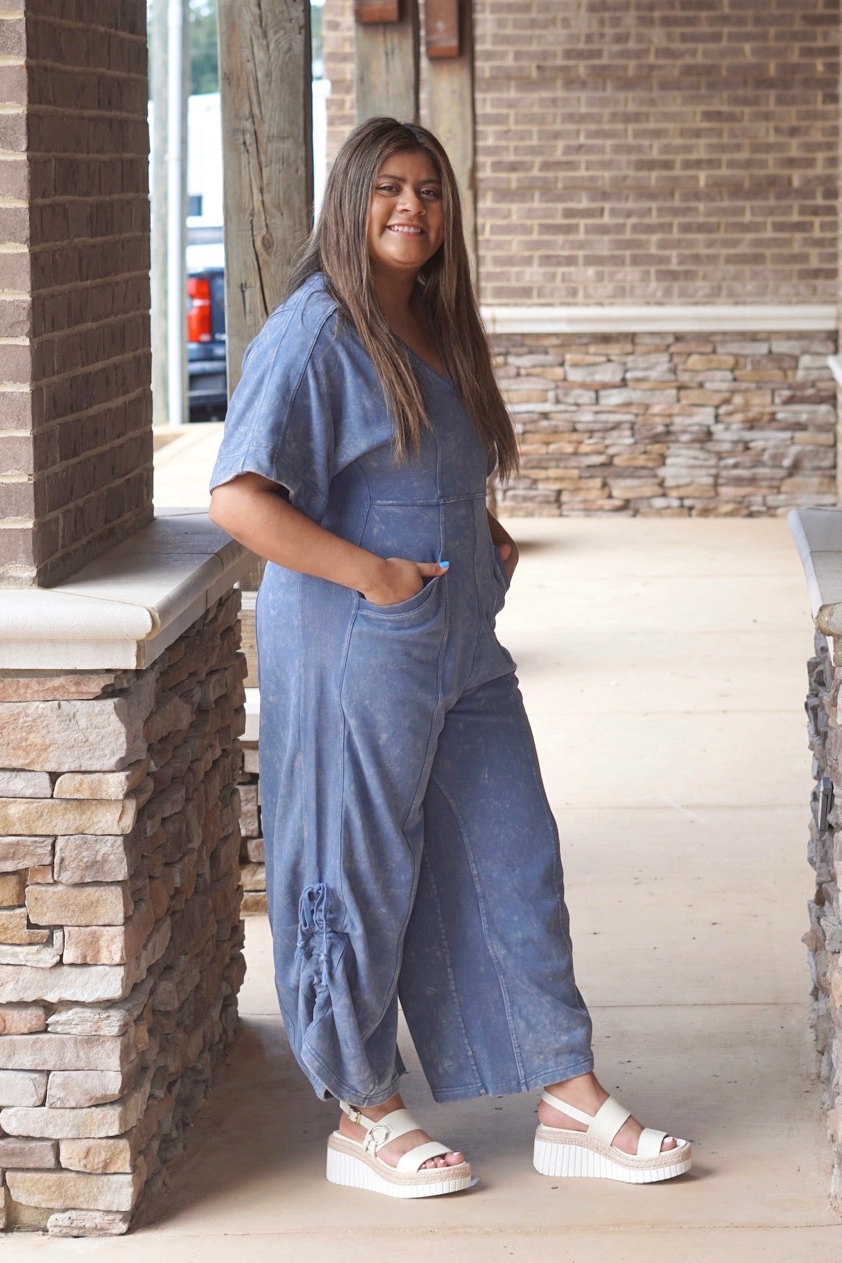 V-Neckline
Short Sleeves
Back Zipper Closure
Pockets
Color: Washed Denim
Jumpsuit
Cinched Pants Hem With Drawstring