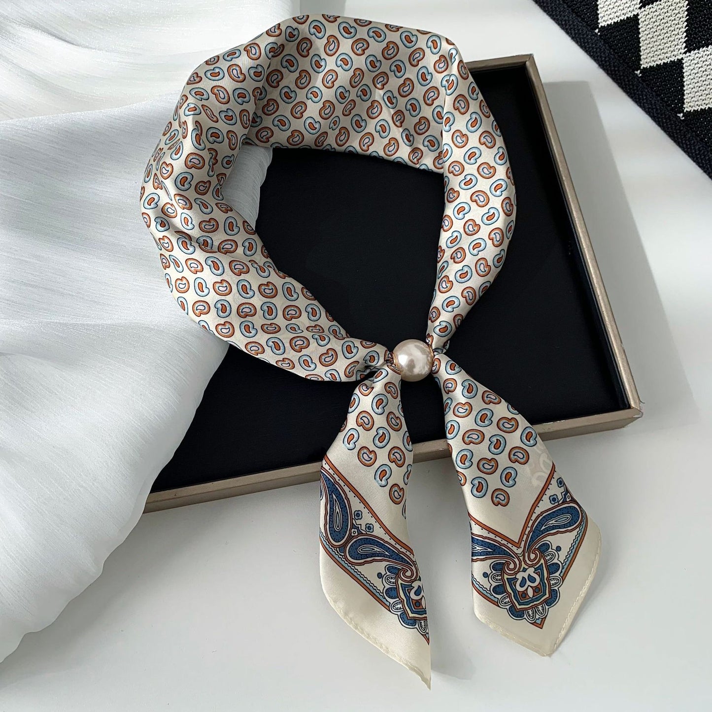 Elegant Printed Pearl Magnetic Clasp Scarf