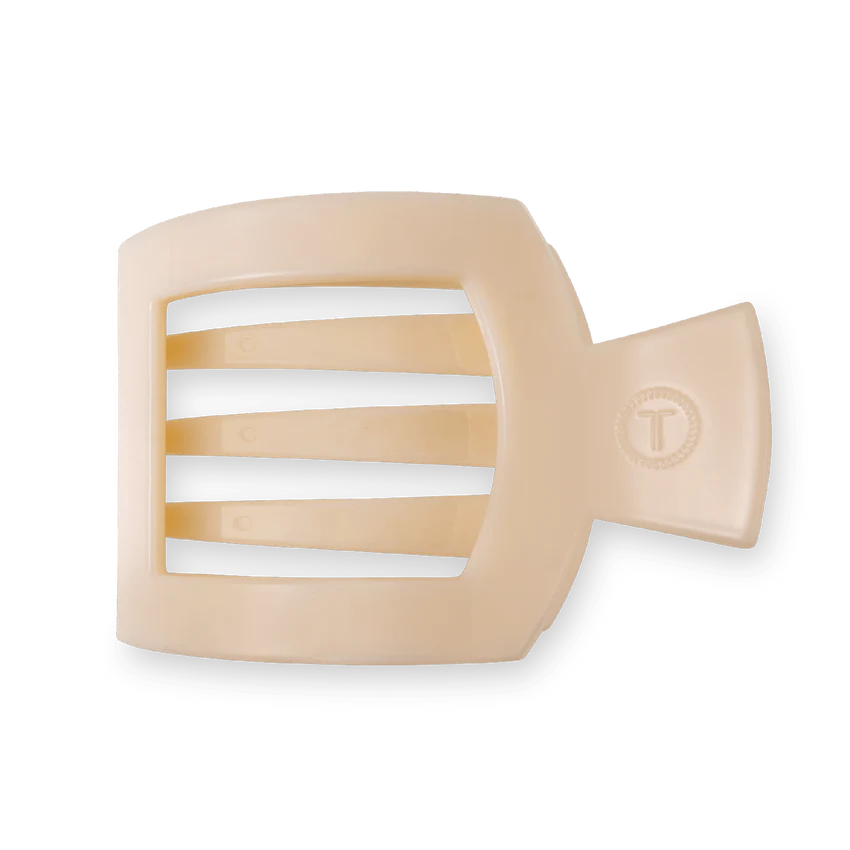 Unwind and relax with the new TELETIES Flat Square Hair Clip! Designed with our same innovative material that is nearly unbreakable, this clip is perfect for lying down, doing yoga or simply laying back without discomfort.&nbsp;The large size is great for thick hair and is 4.1 inches long. Almond Beige