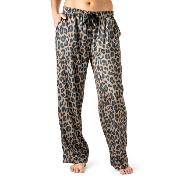 cheetah print Super soft, silky fabric
Relaxed wide leg style with accent pockets, Comfy elastic waistband, drawstring tie, Subtle piping