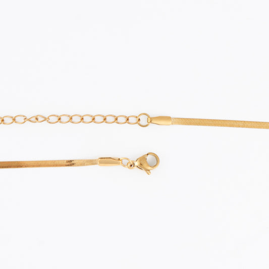 Gold necklace with clasp