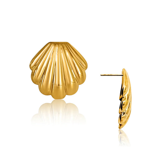 Gold seashell stud earring. 