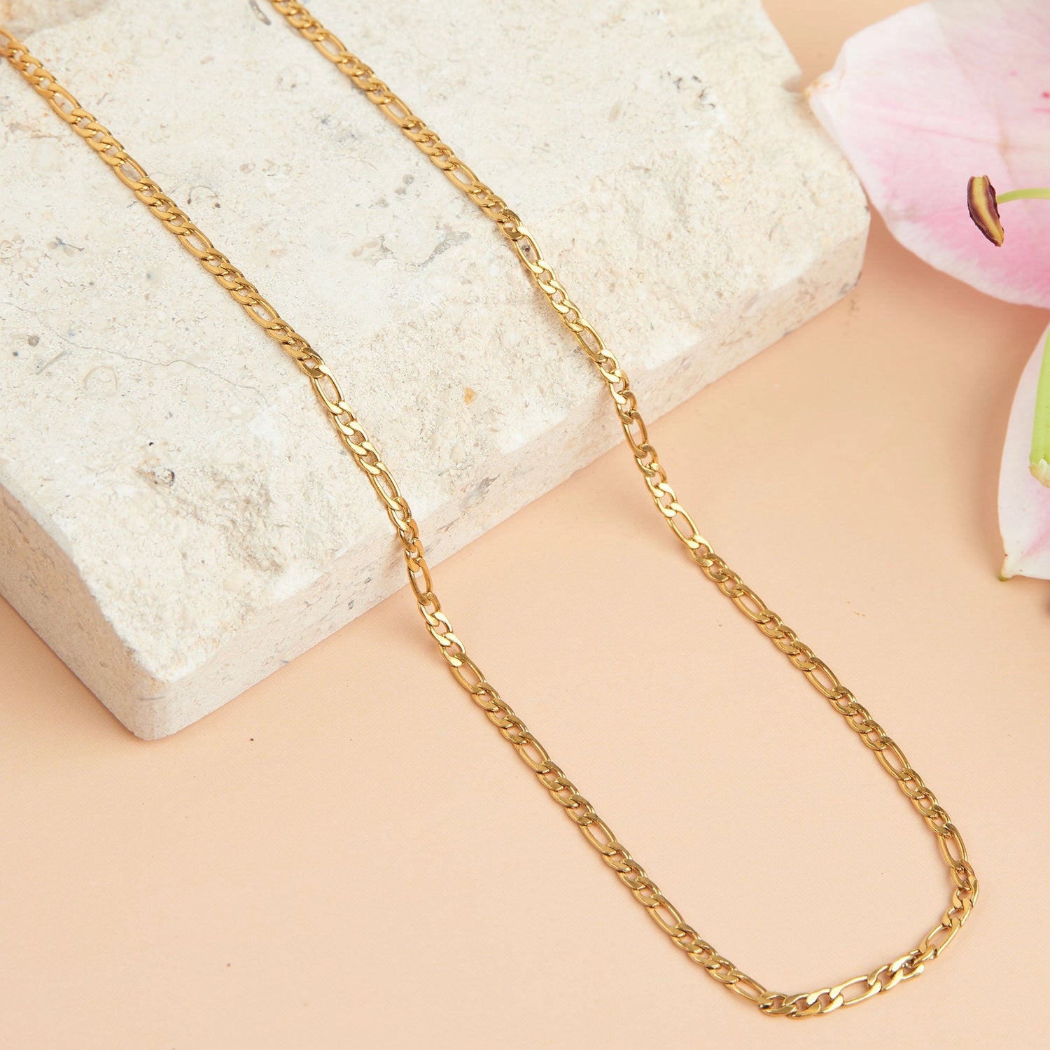  singular delicate chain in a classic gold 
