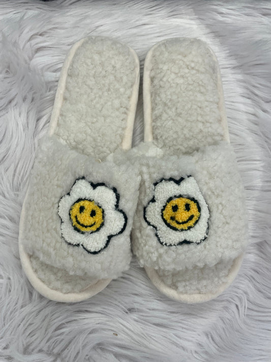 Smile Daisy Fleece Slide Slippers Fleece Material Color: Off White Smile Daisy Design True To Size Fit