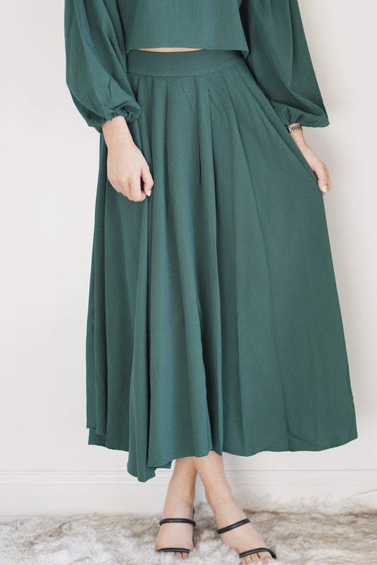 Holly Hunter Green Midi Skirt Elastic Waistband Hunter Green Color Midi Length Flowy Style 63% Rayon, 34% Polyester, 3% Nylon